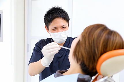 患者様に説明をする歯科医師